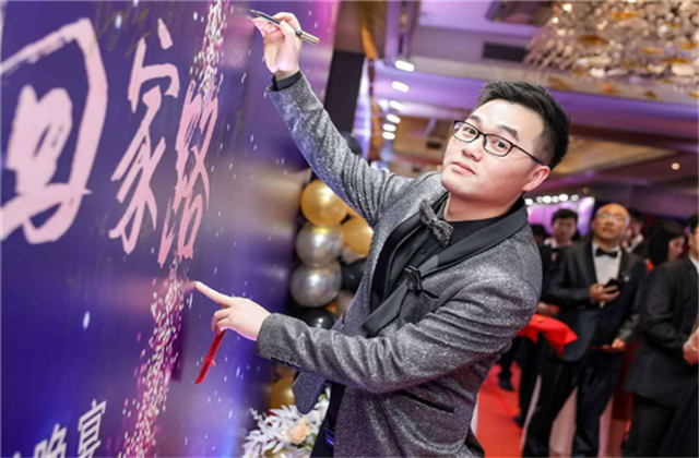 【高光“疫”事】勇敢逆行的特殊“网约车”——w66旗舰厅90后，用信念打通生命运输线